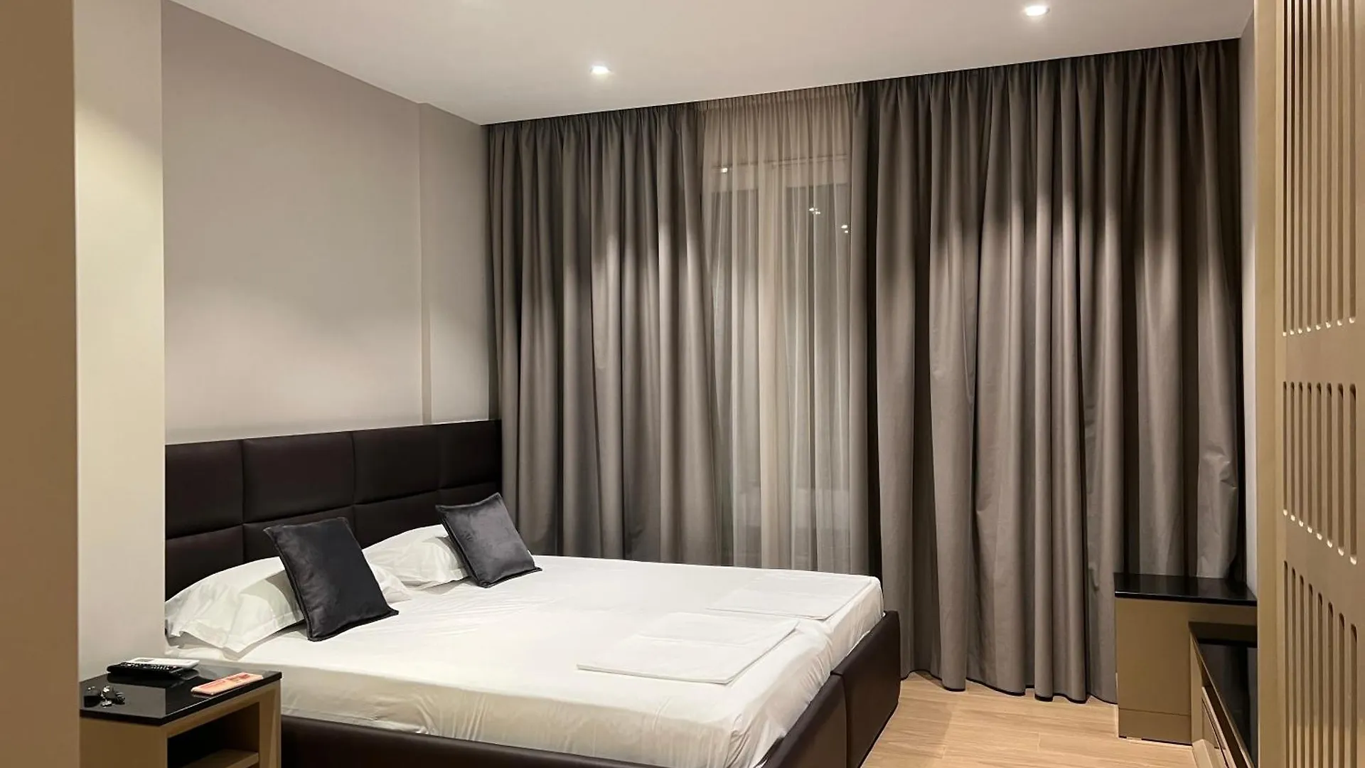 Coastline Luxury Apart Hotel Golem