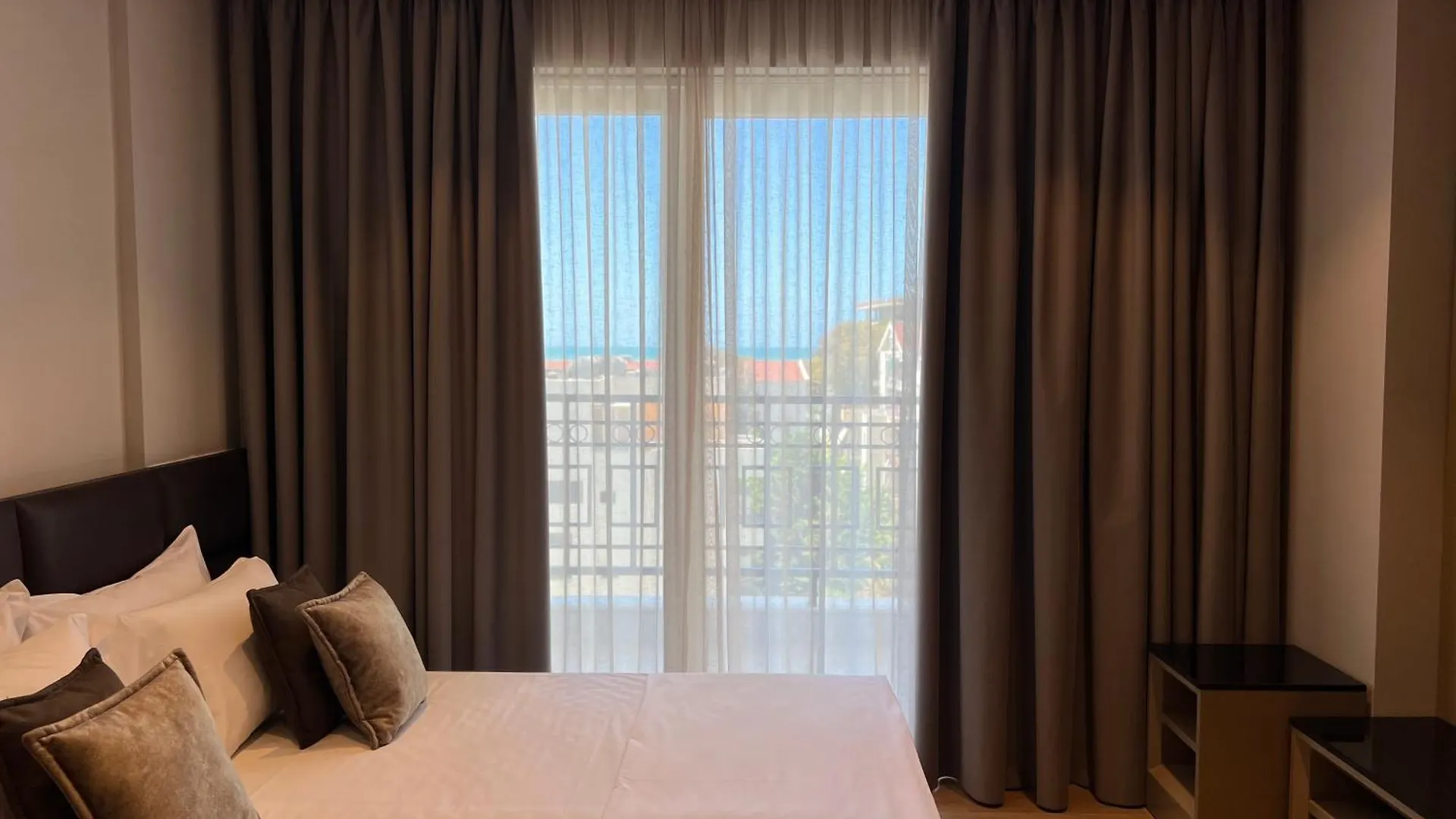 Aparthotel Coastline Luxury Apart Hotel Golem