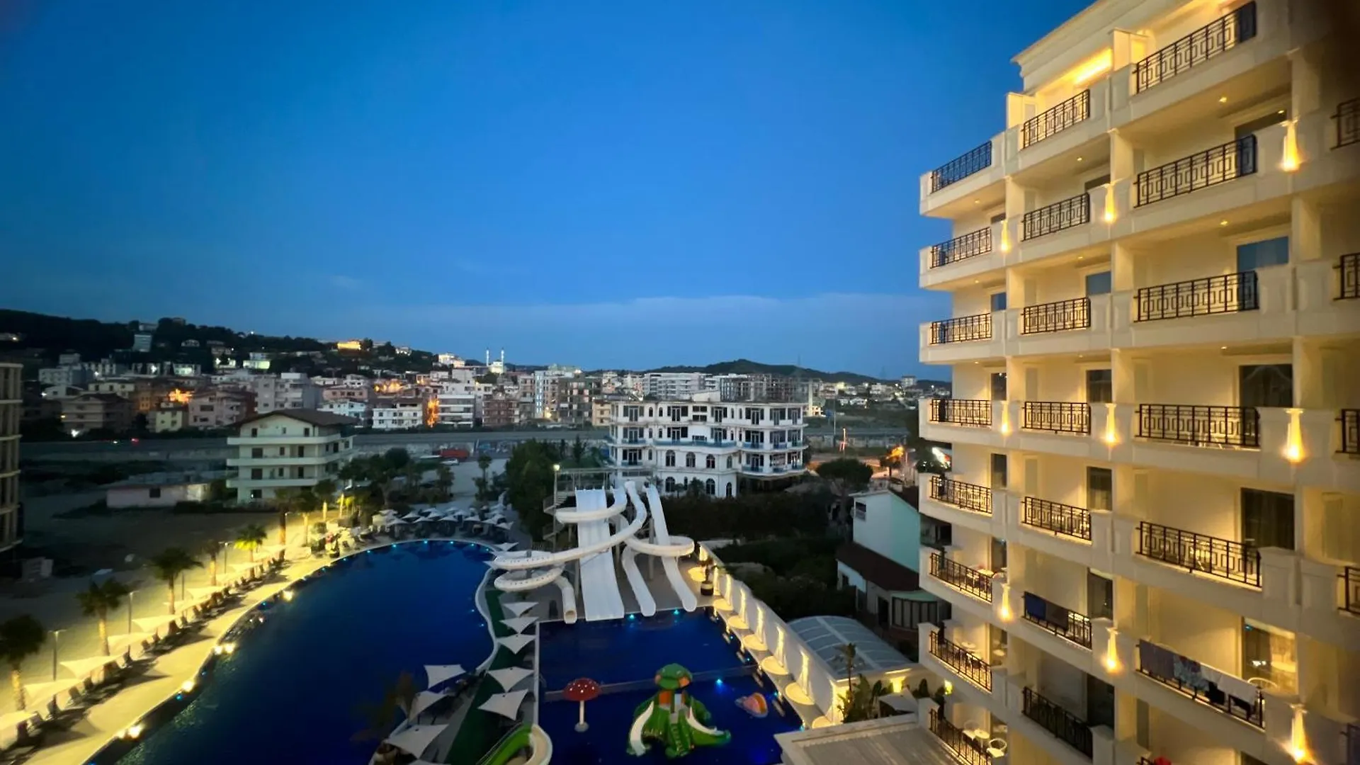 Coastline Luxury Apart Hotel Golem